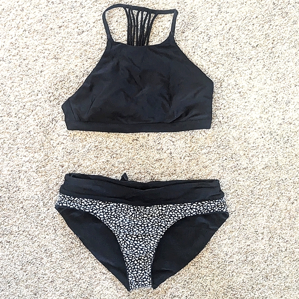Lulemon athletica Tidal flow Net Top & Black and White bottom